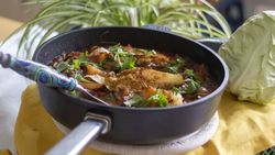 Frühlingseintopf mit Spitzkohl und Aubergine