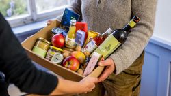 Geschenkkorb Übergabe