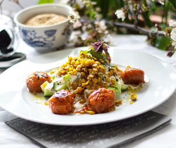 Curry Linsen Salat mit Gurke und glasierten Gemüse Reis Bällchen