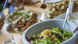 Salat mit Tofu und Sellerie Nuggets