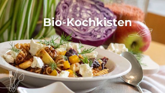 Nudeln mit Rothkohl in Feta in einem Teller und Schriftzug Bio-Kochkisten