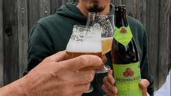Personen stoßen mit Riedenburger Bier an