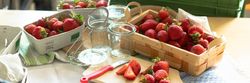 Erdbeeren und Marmeladengläser
