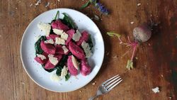 Rote-Bete-Gnocchi mit Spinat und Parmesan