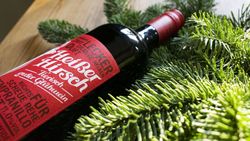 Glasche Glühwein auf Tannenzweig