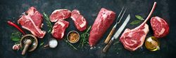 Fleisch auf einer grauen Schieferplatte