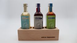 Drei Essige in Holzbox