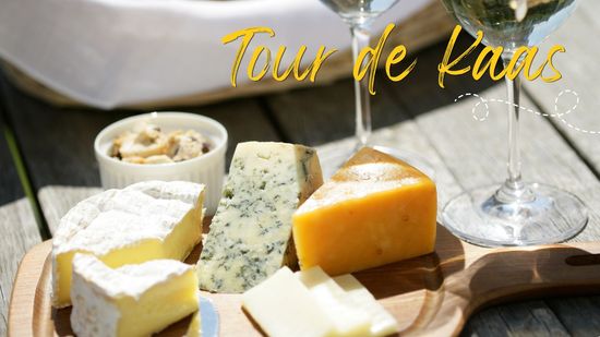 Käseplatte und zwei Gläser Wein mit Schriftzug Tour de Kaas
