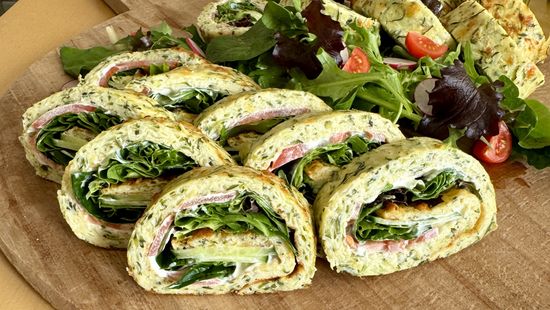 Gebackene Zucchinirolle mit Gartenfrische