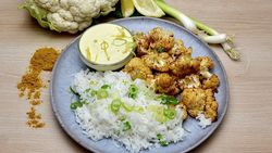 Gebackener Blumenkohl mit Joghurt Dip und Reis