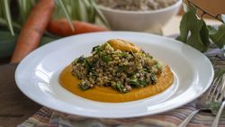 Buchweizen-Lauch-Pfanne mit Kokos-Karotten-Curry-Sauce