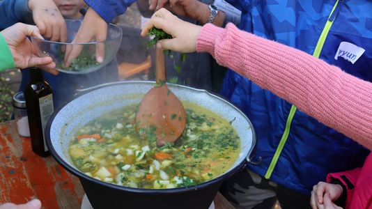 Kinder kochen Gemüsesuppe