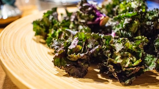 Flower Sprouts auf Holzteller