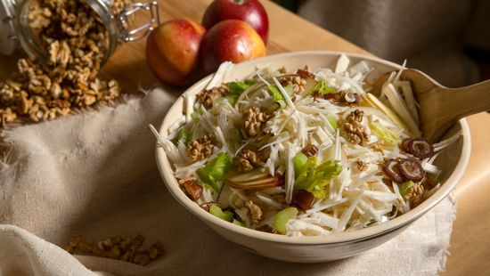 Waldorfsalat mit Datteln, Walnüssen und hausgemachter Mayonnaise