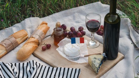 Picknickdecke mit Käse und Baguette