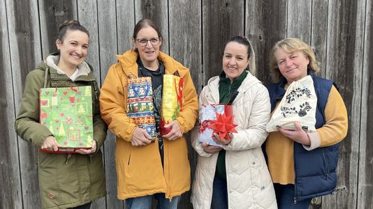 Mitarbeiterinnen mit Kundengeschenken