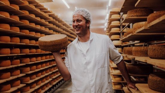 Mann im Käselager am Backensholzer Hof. Foto: Björn Weinbrandt
