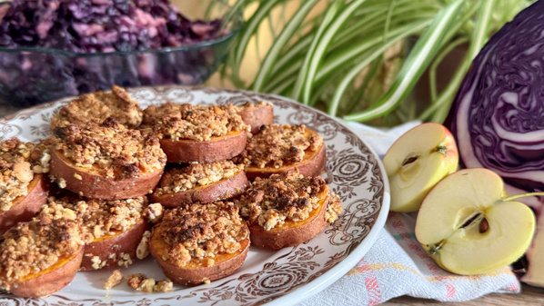 Nuss-Käse-Süßkartoffeltaler mit Apfel-Blaukraut-Salat