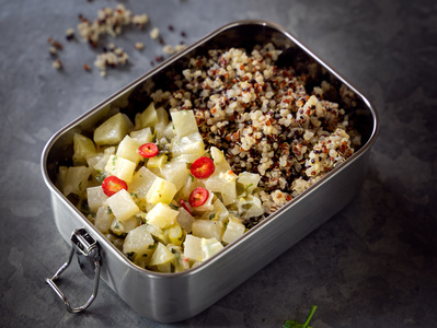 Buntes Quinoa mit weißem Gemüseragout