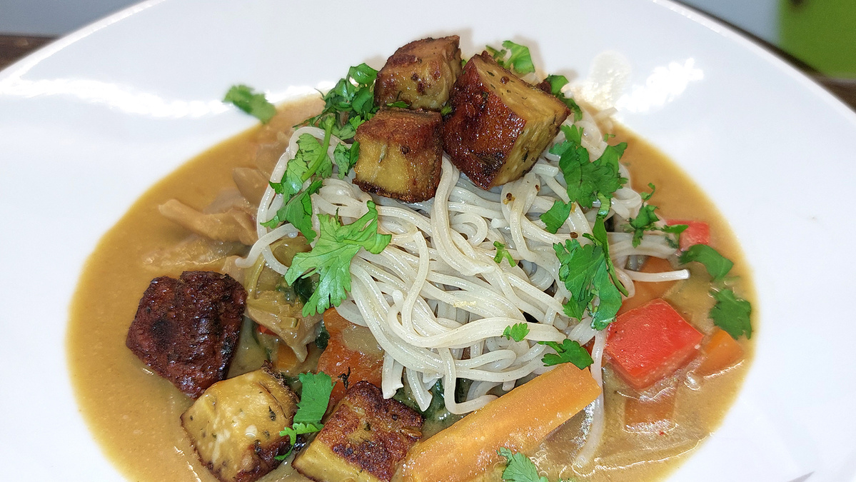 Ramennudeln mit Pilzgemüse und Erdnusssoße