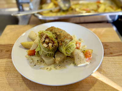 Wirsingwickel auf gerahmten Kartoffel-Navet-Gemüse