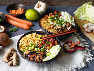 Thai-Ramen mit Pilzen und knusprigem Tofu