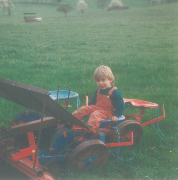 David als Kind beim Ackern
