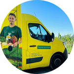 gelbes Lieferauto des Baumannshofs