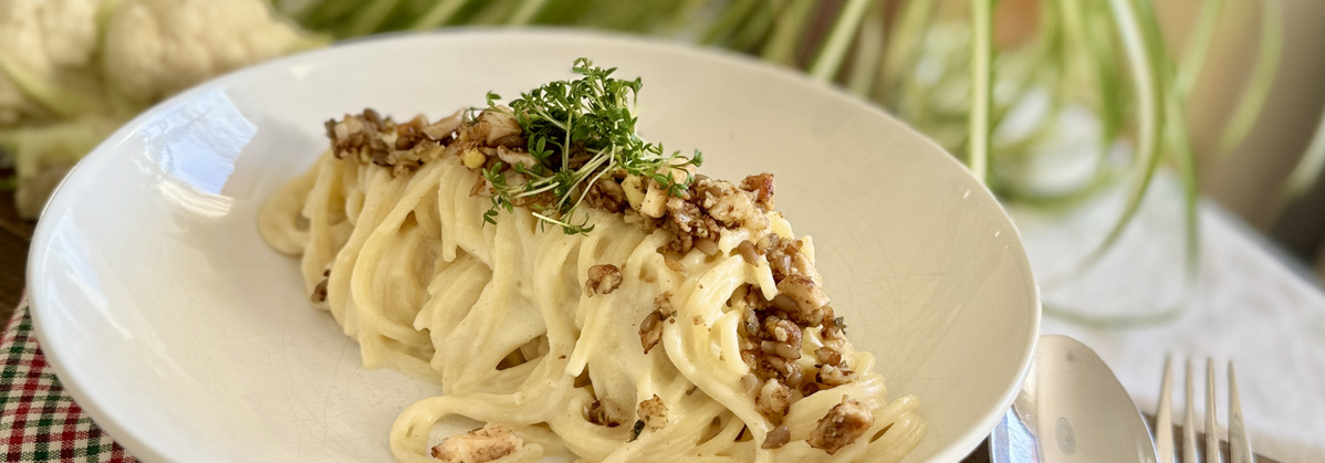 Blumenkohl Käse Nudeln mit Sonneblumen Eier Topping