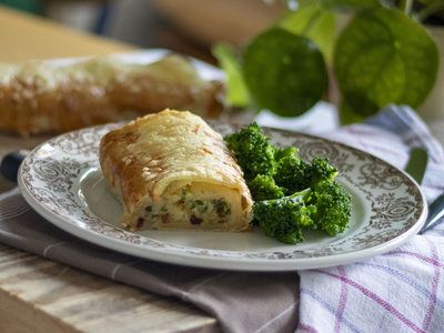 Kartoffel-Butter-Strudel mit Brokkoli
