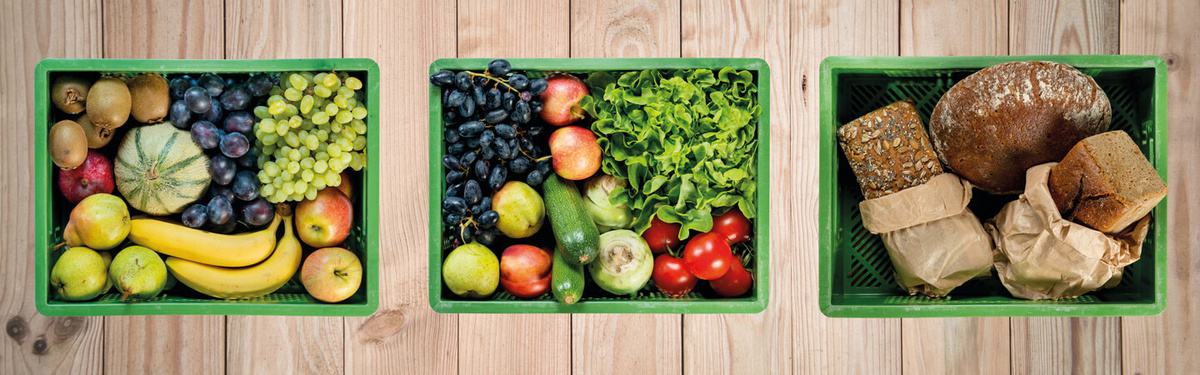 Ökokisten auf Holz Kiwi Birne Zucchini Kohlrabi Brot