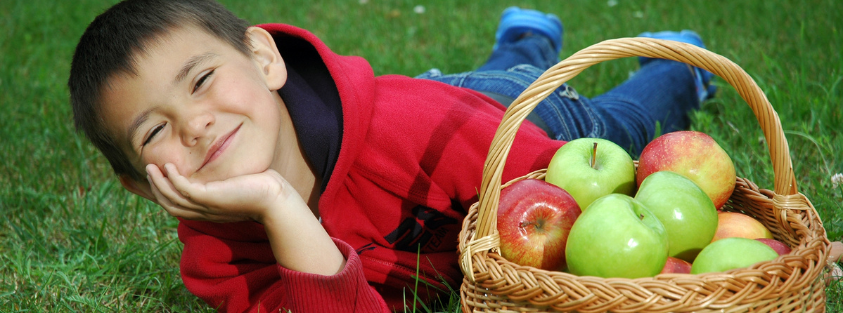 Kind mit Obstkorb
