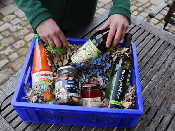 geschredderte Kartons als Polsterung in einer blauen  Kiste