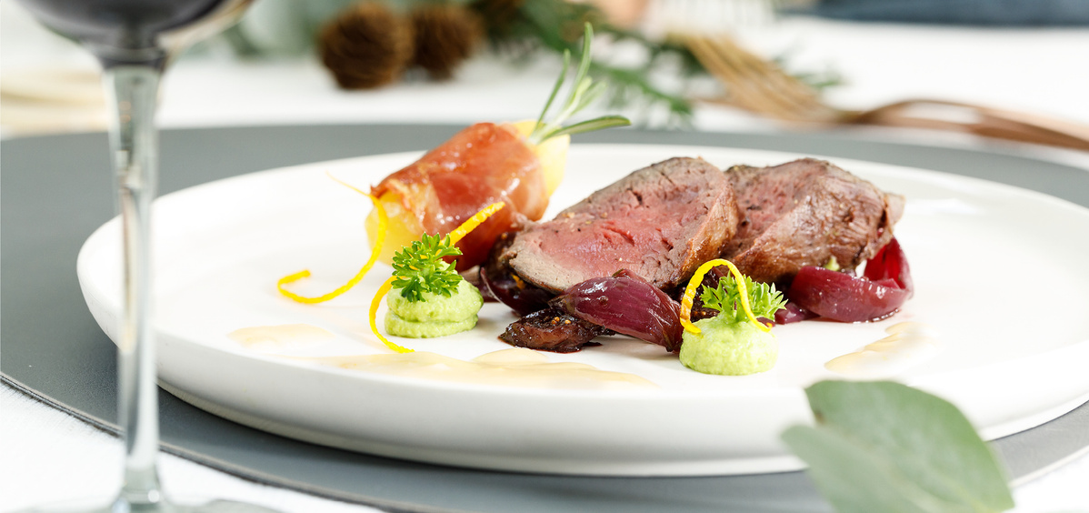 Wild an Rotwein-Confit mit Kartoffel und Erbse