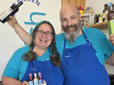 Daniela und Roberto in ihrer ezzich Essigmanufaktur