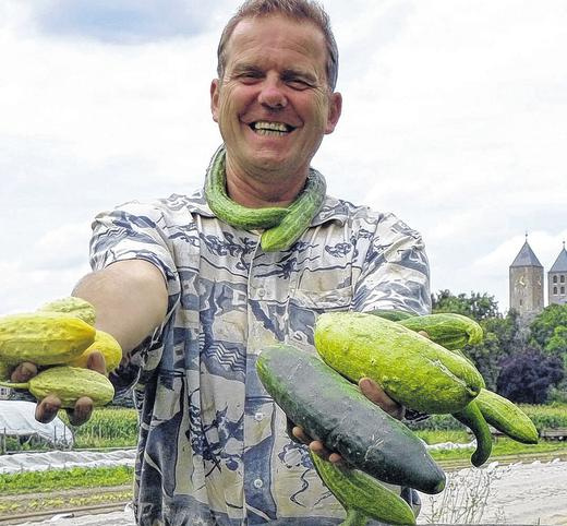 Veit Plietz mit frischen Feldfrüchten