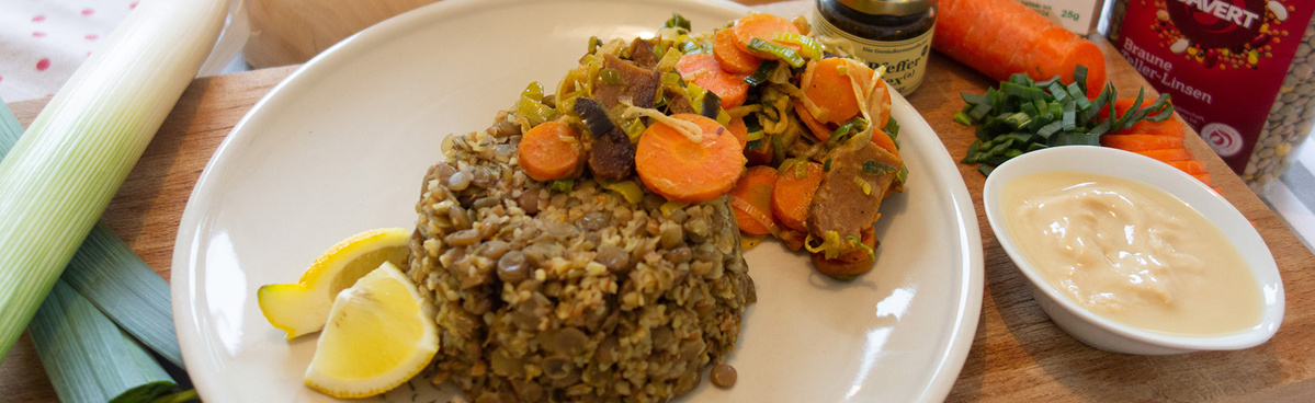 Linsen-Bulgur mit Seitan-Gemüse-Pfanne auf einem Teller angerichtet