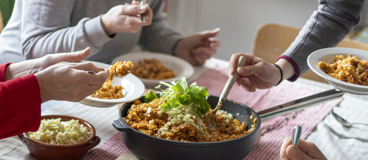 Mitarbeiter bedienen sich am Essen