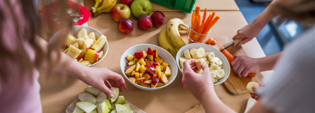Kind mit Obstkorb