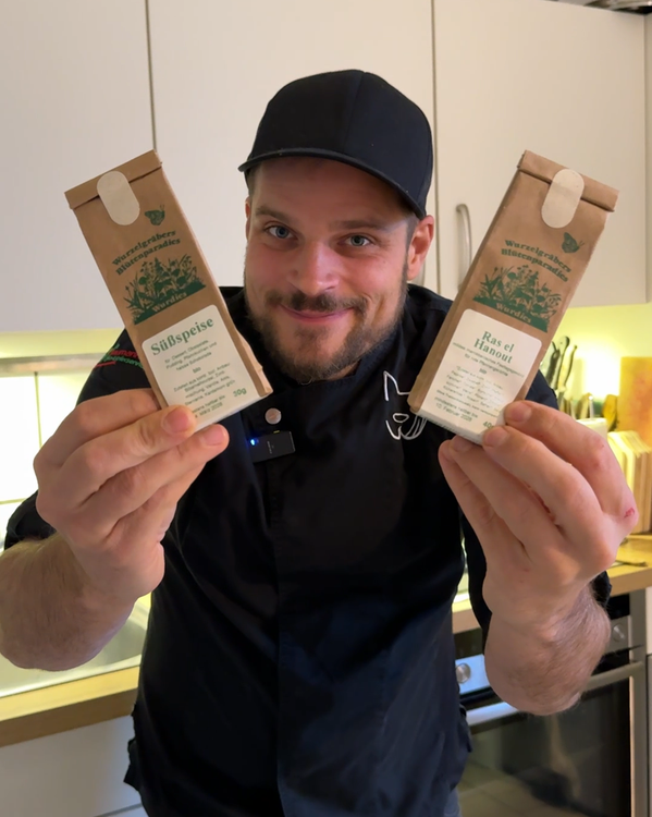 Stefan Herbolzheimer hält Wurdies Gewürze in die Kamera
