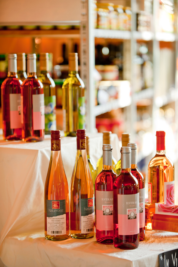 Weinflaschen im Biofachhandel