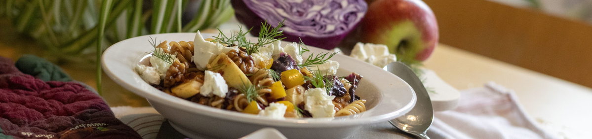 Würzige Blaukraut-Nudeln mit Linsen, Apfel und Feta