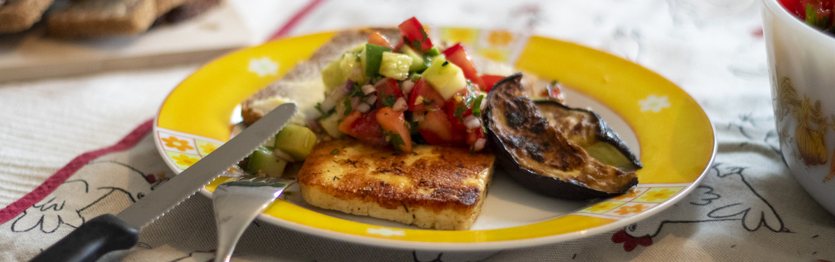 Gurke Tomate Asia Salsa mit Grillkäse und Aubergine