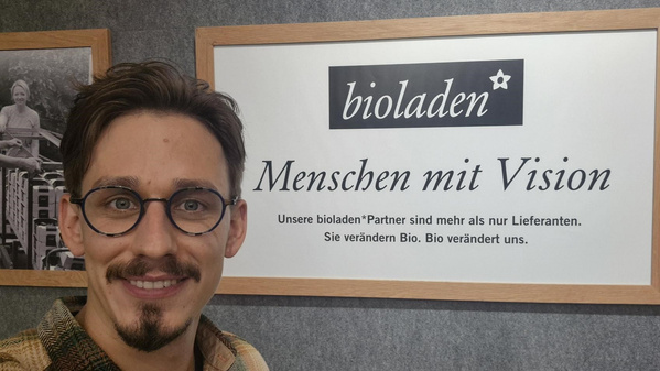 David vor bioladen Schild beim Großhändler Weiling