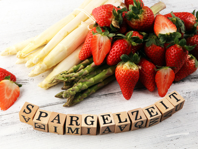 Spargel und Erdbeeren