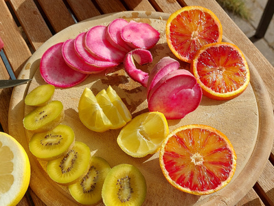 Aufgeschnittene Zitrusfrüchte und exotische Früchte