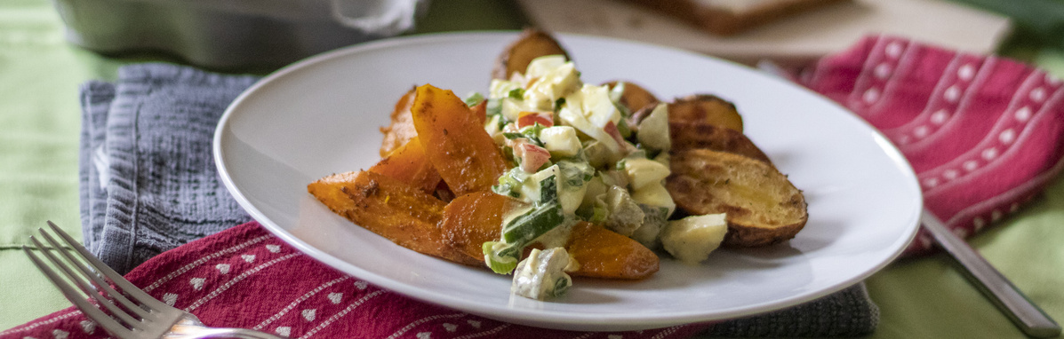 Scharfer Eiersalat mit Ofenkartoffeln und Schmorkarotten