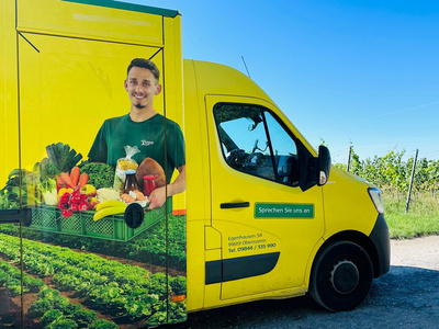 Lieferauto vom Baumannshof im Grünen