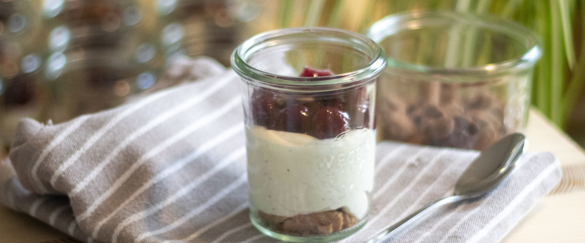 Zauberhaftes Puddingmousse auf Keksbröseln und Punschkirschen