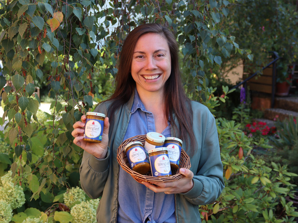 Rebekka mit Wiking Senf